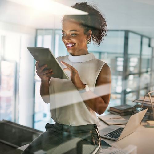 Femme travaillant au digital
